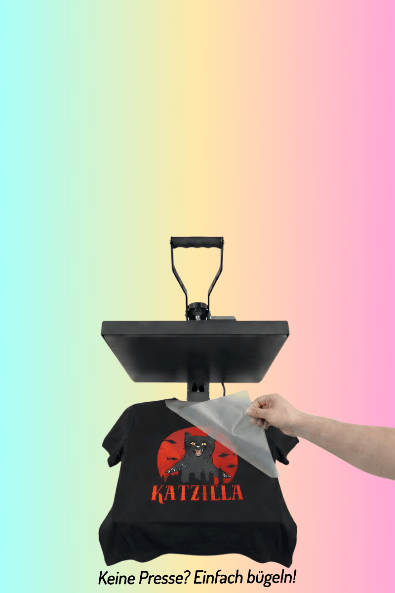 ZebraTransfers DTF Bügelbilder: Einfacher Textildruck für Zuhause. Transferfolie (Beispielmotiv Katzilla) einfach mit der Transferpresse oder dem Bügeleisen auf das T-Shirt aufbringen.