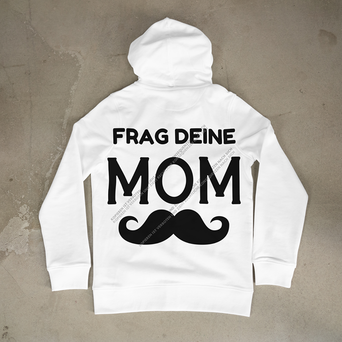 Detailaufnahme eines weißen Kapuzenpullovers bedruckt mit dem sarkastischen DTF-Statement-Motiv Frag deine Mom und einem schwarzen Schnurrbart.