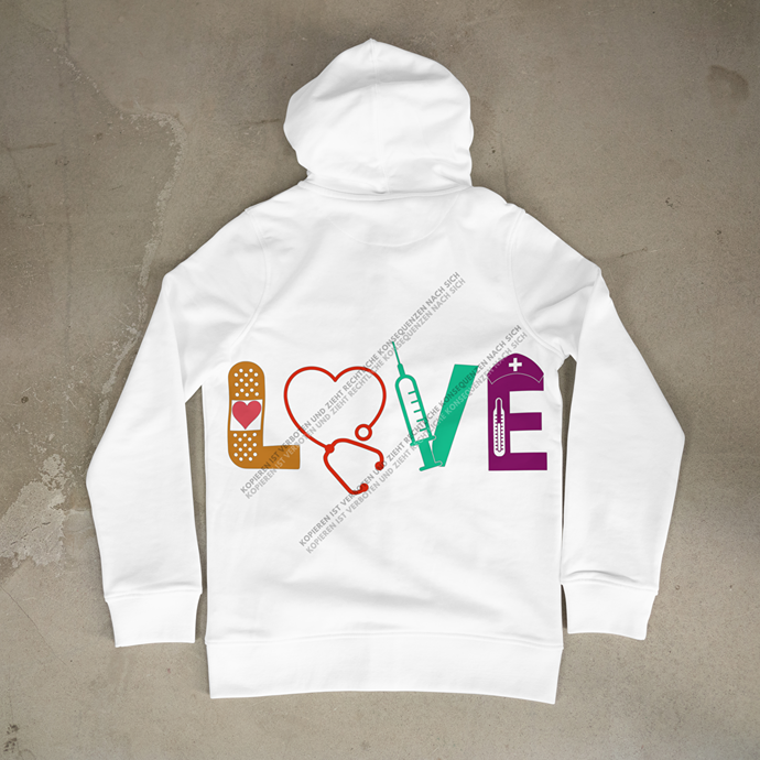 Detailaufnahme eines weißen Kapuzenpullovers bedruckt mit dem farbenfrohen DTF-Statement-Motiv 'LOVE', das aus medizinischen Symbolen wie einem Stethoskop und Pflaster gebildet wird.