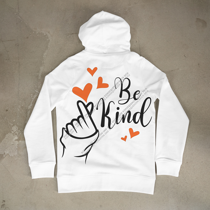 Detailansicht eines weißen Hoodies, bedruckt mit dem freundlichen Be Kind DTF-Motiv und dekorativen orangefarbenen Herzen als positives Statement.