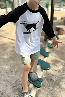 Individuell bedrucktes Kinder-Shirt mit einem süßen Hundemotiv, erstellt mit einem langlebigen DTF Transfer zum Aufbügeln.