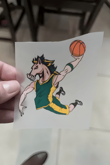 Hochwertiger DTF Transfer eines Basketball-Maskottchens: Ein sportliches Pferd im Sprungwurf (Slam Dunk) – ideal für die individuelle Veredelung von Teamkleidung und Fan-Shirts.