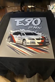 Großflächiger DTF Transfer eines BMW E90 Rennwagens auf einem schwarzen T-Shirt – detailreiches Motorsport-Design mit Castrol-Logo für Tuning-Fans und Auto-Liebhaber.
