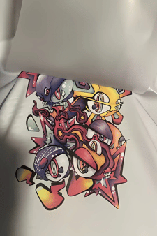 Großflächiger, bunter DTF Transfer im Graffiti- und Anime-Stil auf einem weißen Hoodie – ein detailreiches Design mit verschiedenen Comic-Charakteren für individuelle Streetwear.