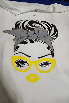Individueller DTF Transfer auf einem weißen Hoodie: Stylisches Frauen-Gesicht mit gelber Brille, gelben Lippen und grauem Haarband – perfekt für moderne Streetwear.