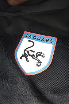 Hochwertiger DTF Transfer eines Sport-Wappens: Das 'Jaguars' Logo mit Panther und Fußball auf schwarzem Textil – ideal für die Veredelung von Vereins- und Teamkleidung.