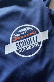 Kundenbewertung: Ein dunkelblauer Hoodie als Arbeitskleidung, bedruckt mit einem eigenen Firmenlogo als hochwertiger DTF Transfer.