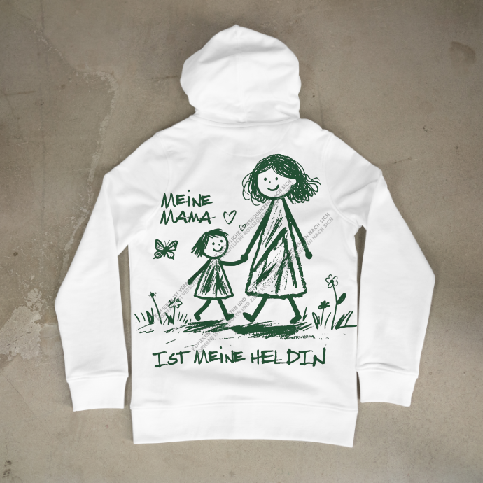 Nahaufnahme eines weissen Hoodies mit dem emotionalen Aufdruck Meine Mama ist meine Heldin im Stil einer Kinderzeichnung.