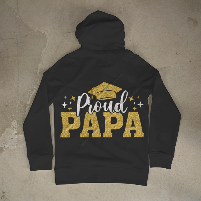 Detailansicht eines schwarzen Hoodies, bedruckt mit dem glitzernden Proud PAPA Aufdruck als stolzes Statement zum Abschluss.