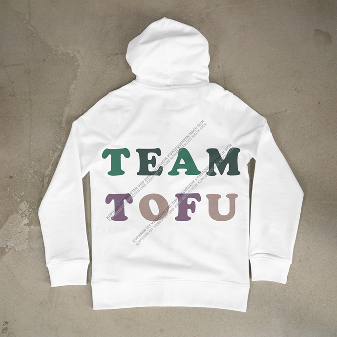 Detailaufnahme eines weißen Hoodies bedruckt mit dem hochwertigen DTF-Motiv TEAM TOFU, das eine positive Botschaft für pflanzliche Ernährung setzt.